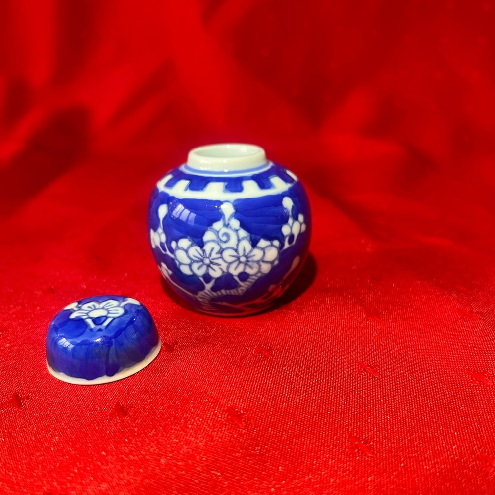 Small Chinese Antique Blue and White Porcelain Jar With Plum Blossom 2.5"